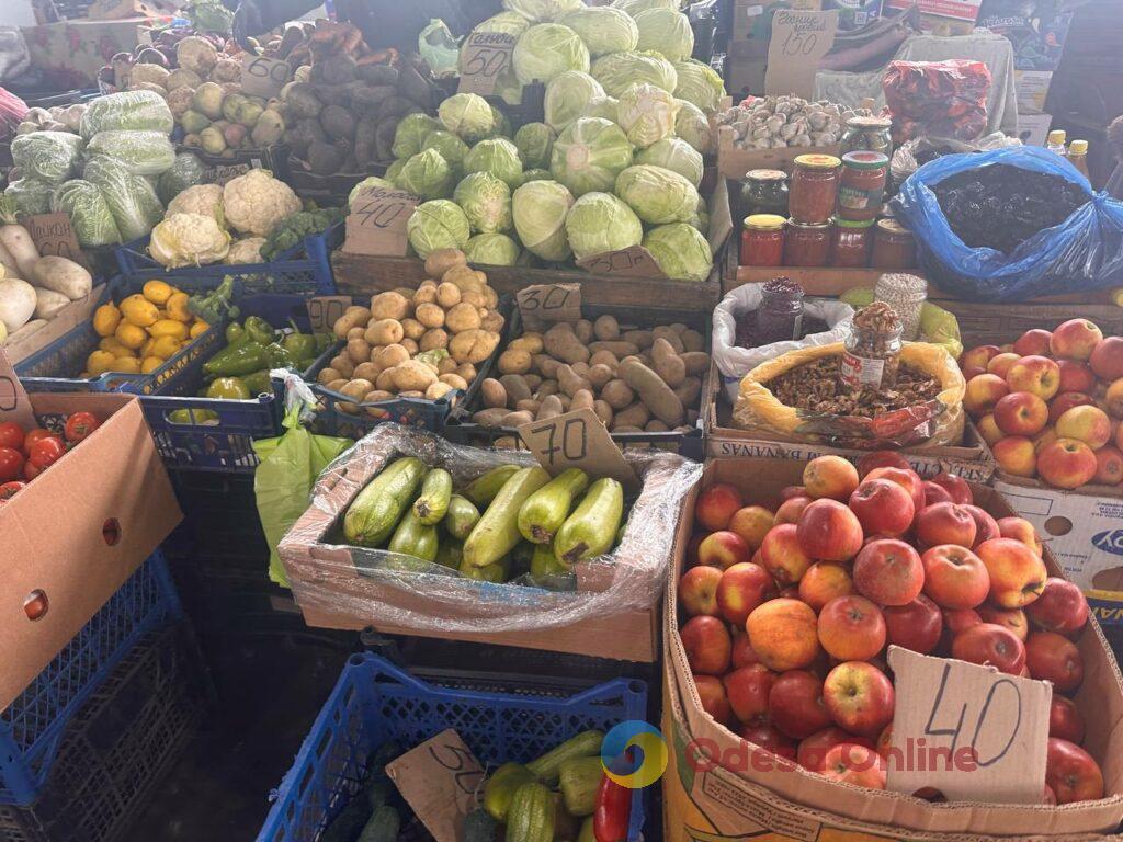 Клюква, грибы и мандарины: субботние цены на одесском Привозе