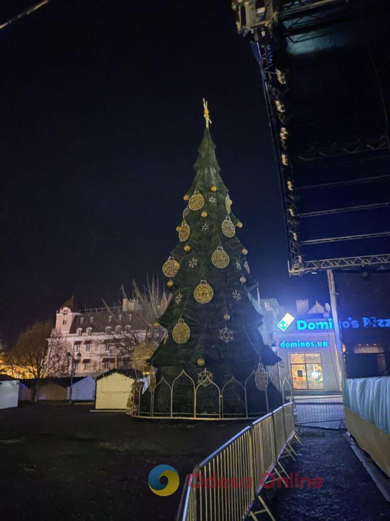 Фото недели: несокрушимая Одесса готовится к Рождеству вопреки блэкаутам и обстрелам