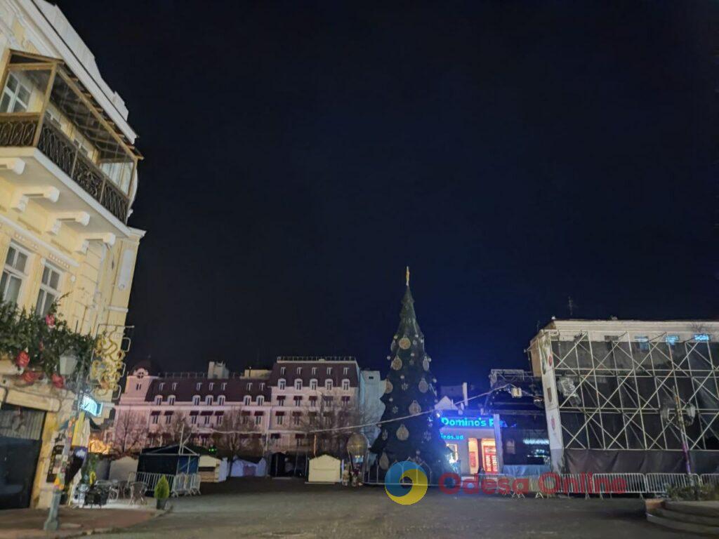 Фото недели: несокрушимая Одесса готовится к Рождеству вопреки блэкаутам и обстрелам