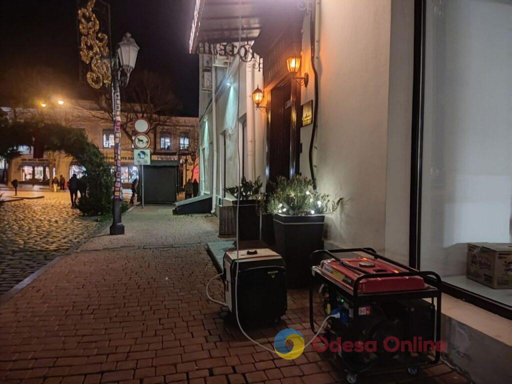 Фото недели: несокрушимая Одесса готовится к Рождеству вопреки блэкаутам и обстрелам