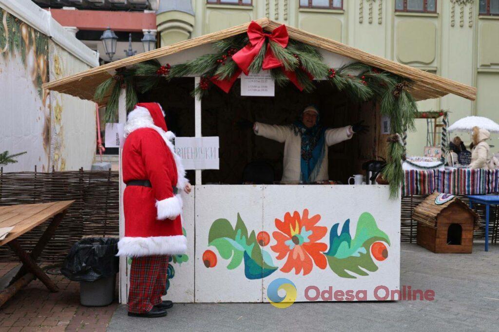 Фото недели: несокрушимая Одесса готовится к Рождеству вопреки блэкаутам и обстрелам
