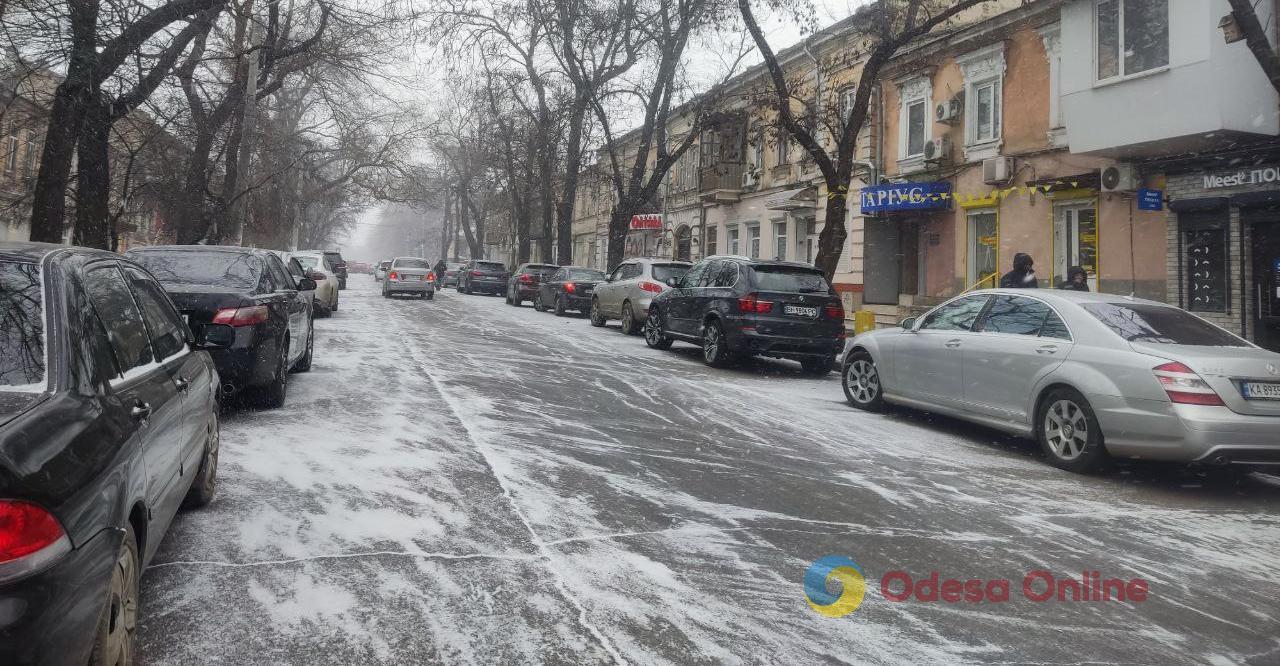 В Одесі пішов перший сніг цієї зими (фоторепортаж)