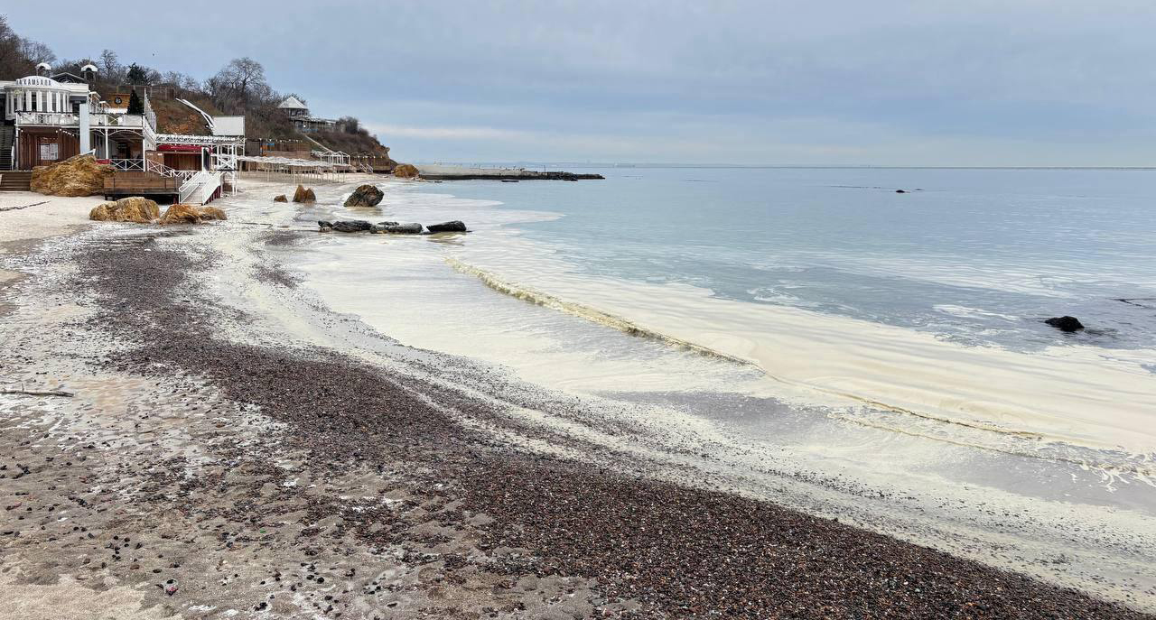 В Одессе уменьшились пятна масла в море, но часть побережья еще загрязнена