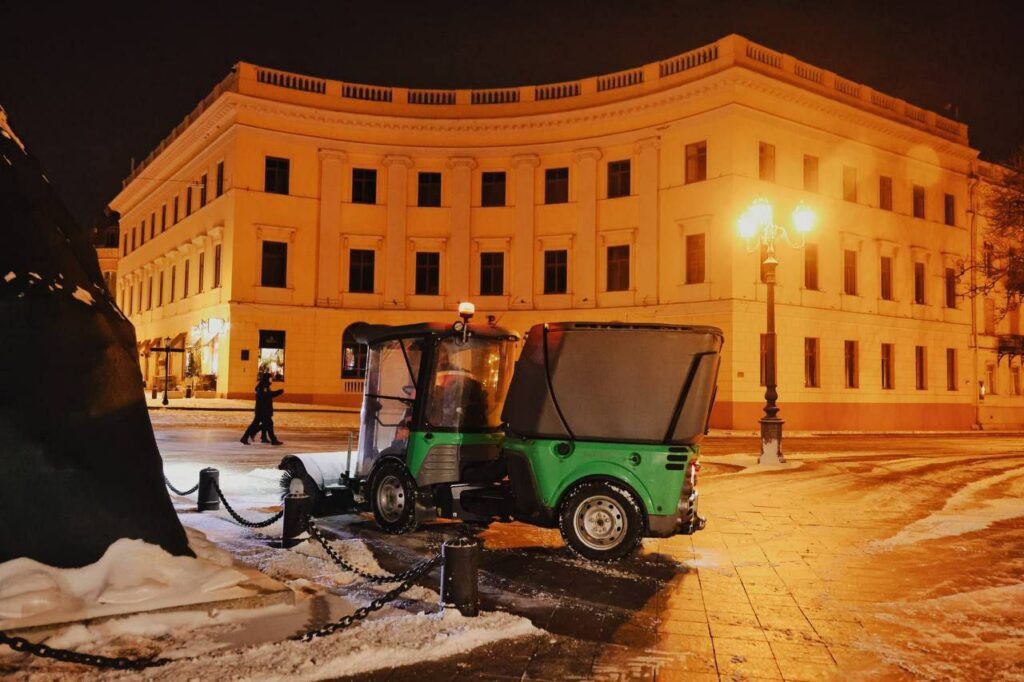 Боротьба з ожеледицею: понад 400 комунальників працюють на вулицях Одеси