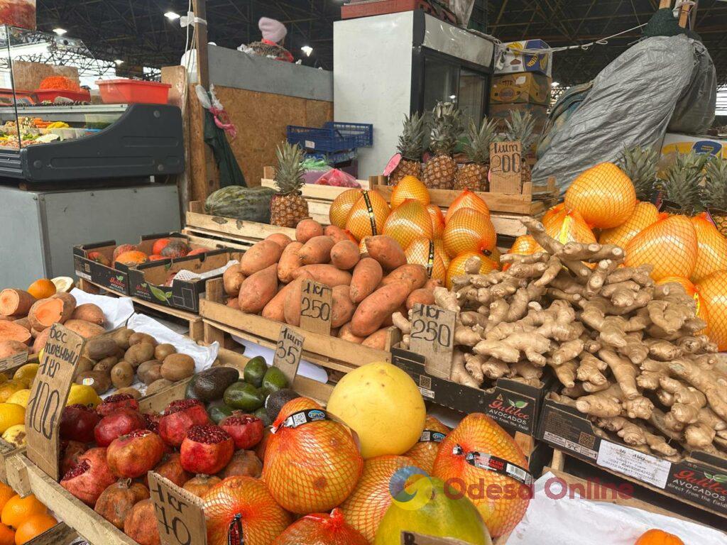 Червона ікра, авокадо та ананас: суботні ціни на одеському «Привозі»