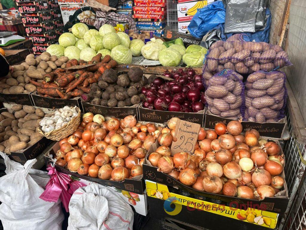 Червона ікра, авокадо та ананас: суботні ціни на одеському «Привозі»