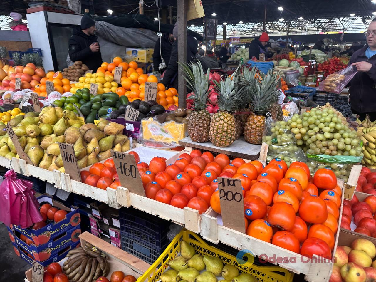 Червона ікра, авокадо та ананас: суботні ціни на одеському «Привозі»