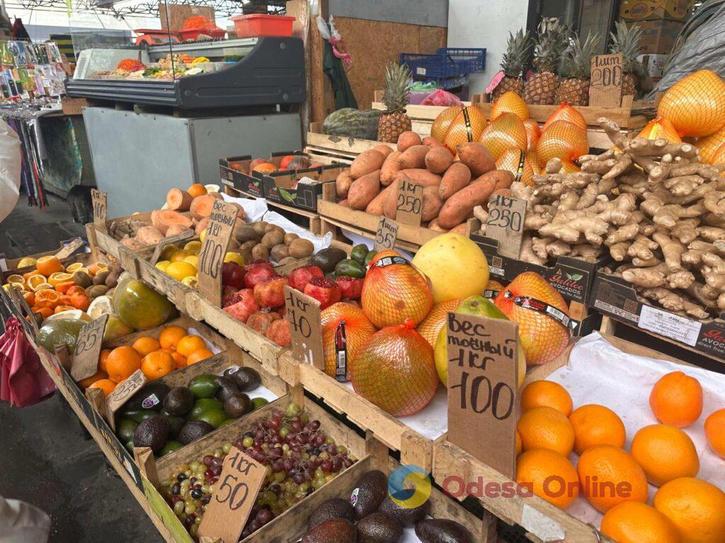 Червона ікра, авокадо та ананас: суботні ціни на одеському «Привозі»