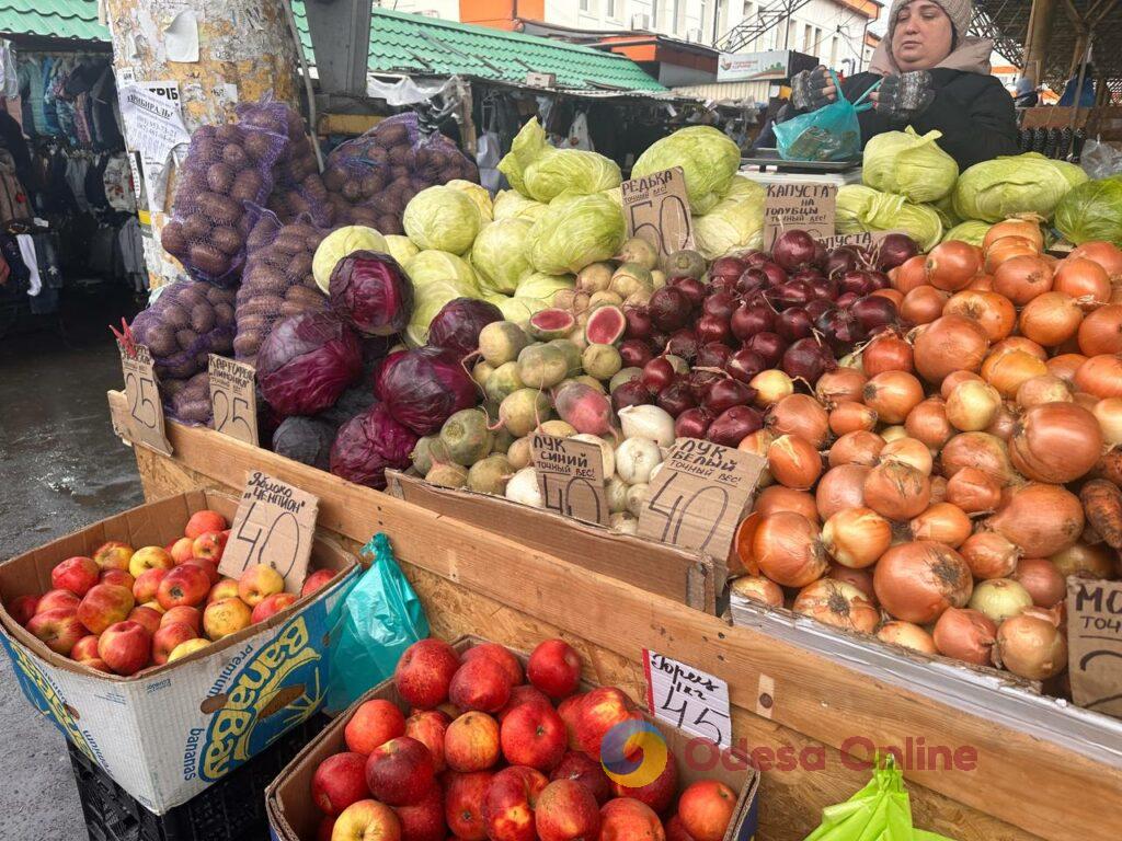 Червона ікра, авокадо та ананас: суботні ціни на одеському «Привозі»