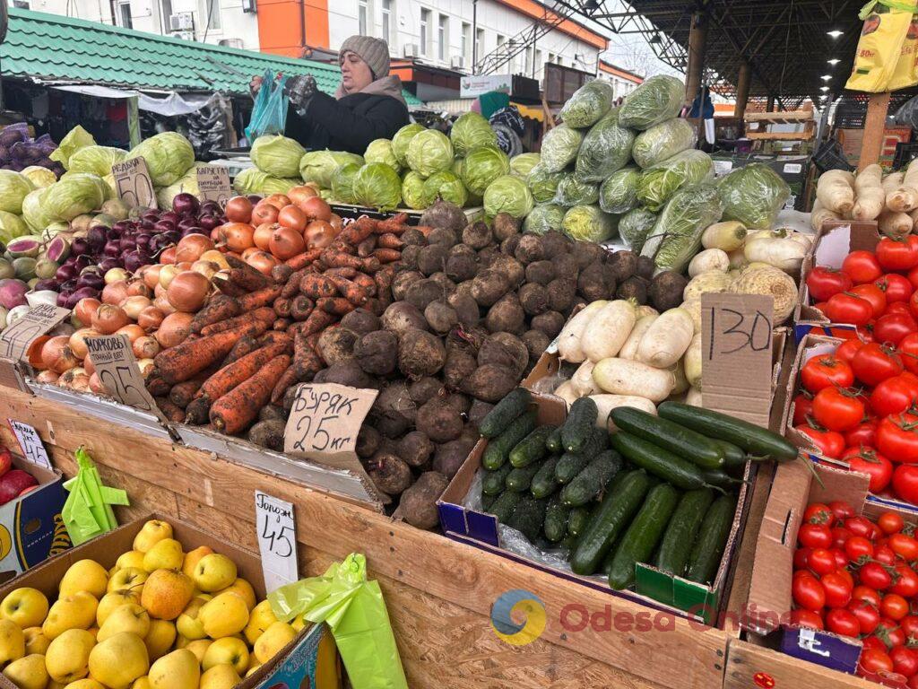 Червона ікра, авокадо та ананас: суботні ціни на одеському «Привозі»