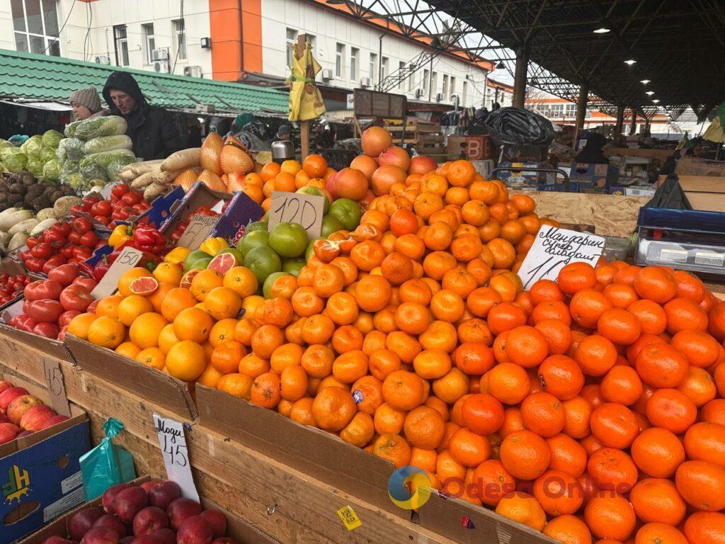 Червона ікра, авокадо та ананас: суботні ціни на одеському «Привозі»