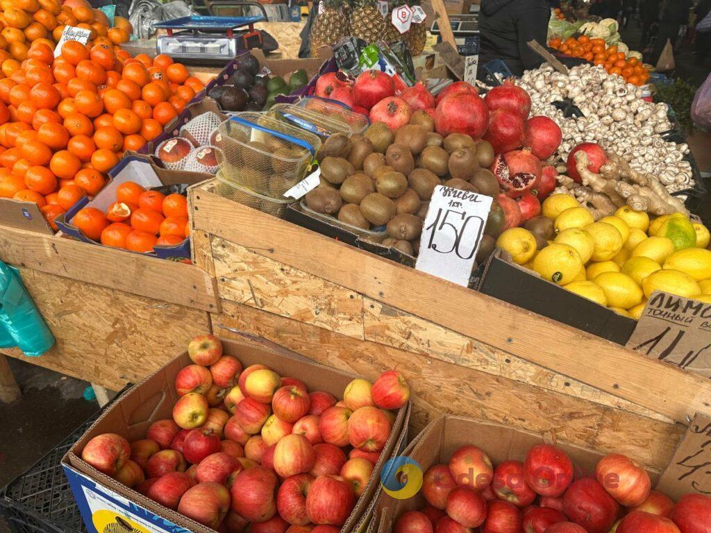 Червона ікра, авокадо та ананас: суботні ціни на одеському «Привозі»