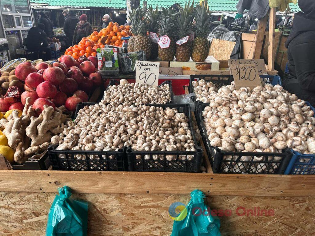 Червона ікра, авокадо та ананас: суботні ціни на одеському «Привозі»