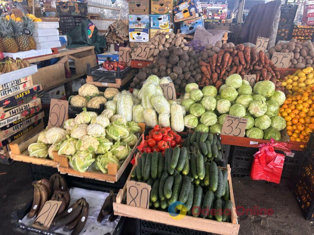 Червона ікра, авокадо та ананас: суботні ціни на одеському «Привозі»