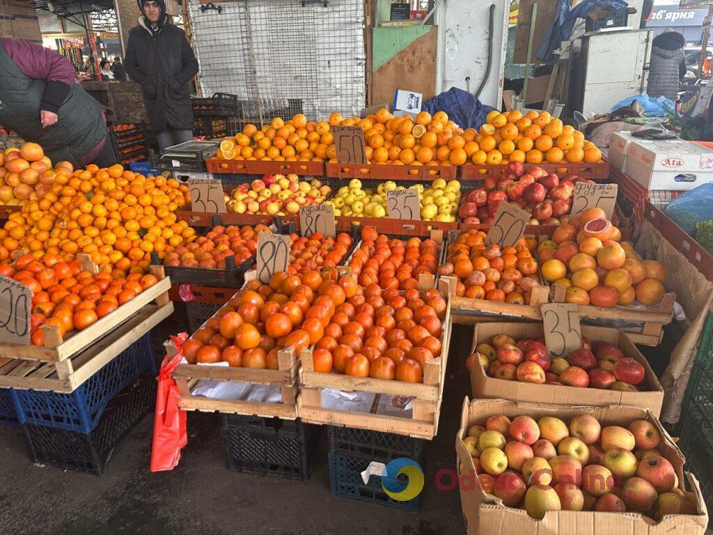 Червона ікра, авокадо та ананас: суботні ціни на одеському «Привозі»