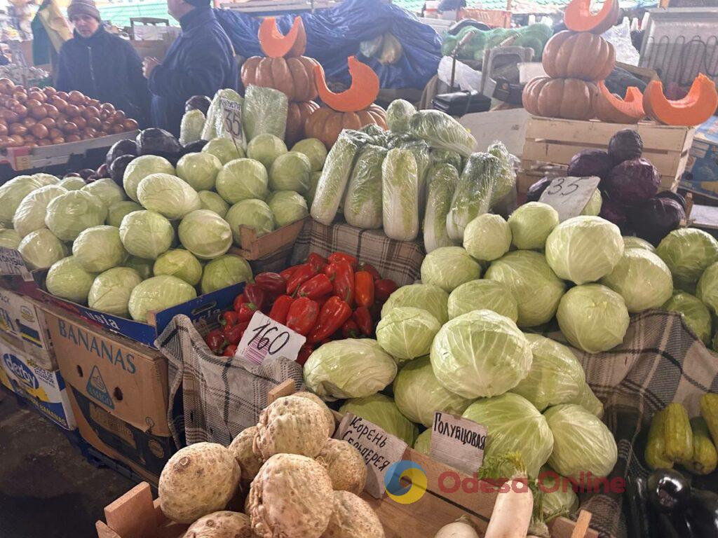 Червона ікра, авокадо та ананас: суботні ціни на одеському «Привозі»