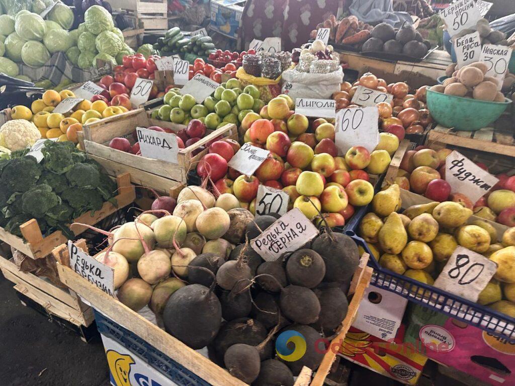 Червона ікра, авокадо та ананас: суботні ціни на одеському «Привозі»