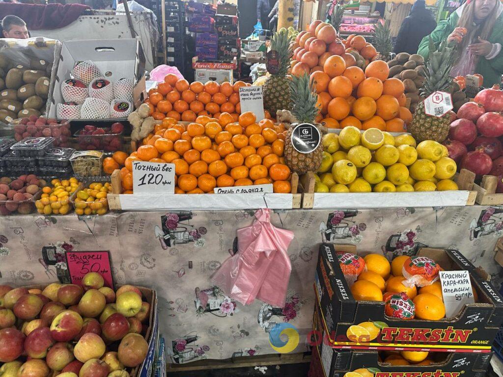 Червона ікра, авокадо та ананас: суботні ціни на одеському «Привозі»