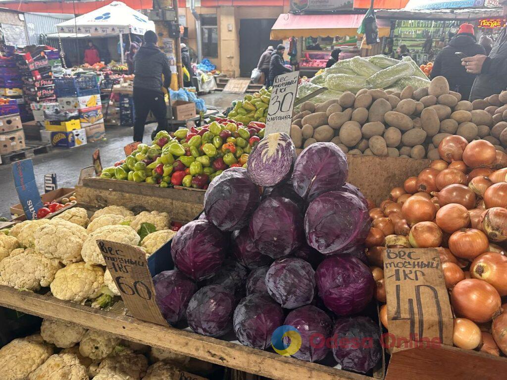 Червона ікра, авокадо та ананас: суботні ціни на одеському «Привозі»