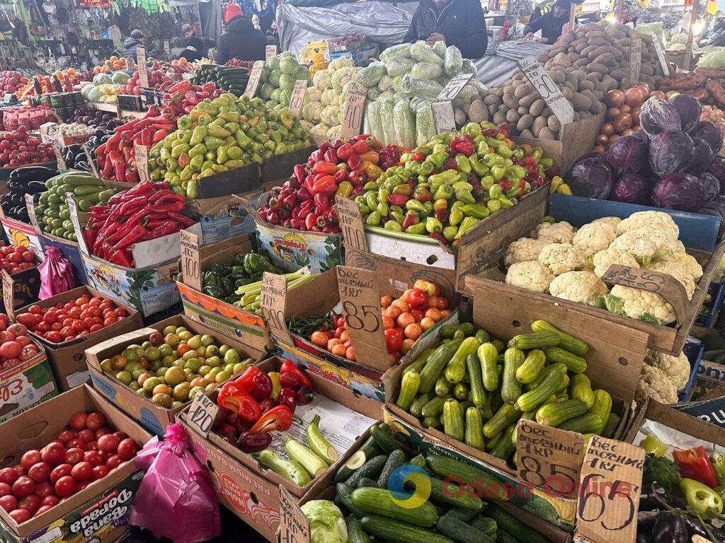 Червона ікра, авокадо та ананас: суботні ціни на одеському «Привозі»