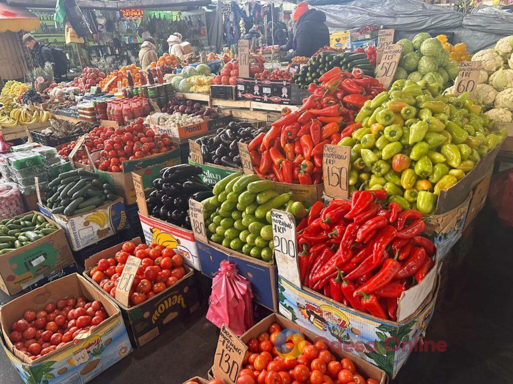 Червона ікра, авокадо та ананас: суботні ціни на одеському «Привозі»