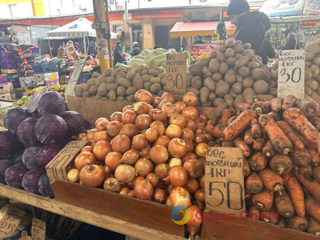 Червона ікра, авокадо та ананас: суботні ціни на одеському «Привозі»