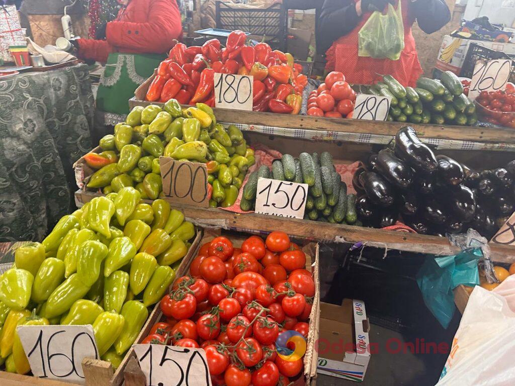 Червона ікра, авокадо та ананас: суботні ціни на одеському «Привозі»