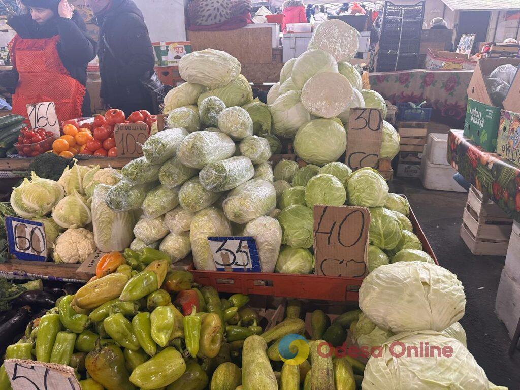 Червона ікра, авокадо та ананас: суботні ціни на одеському «Привозі»