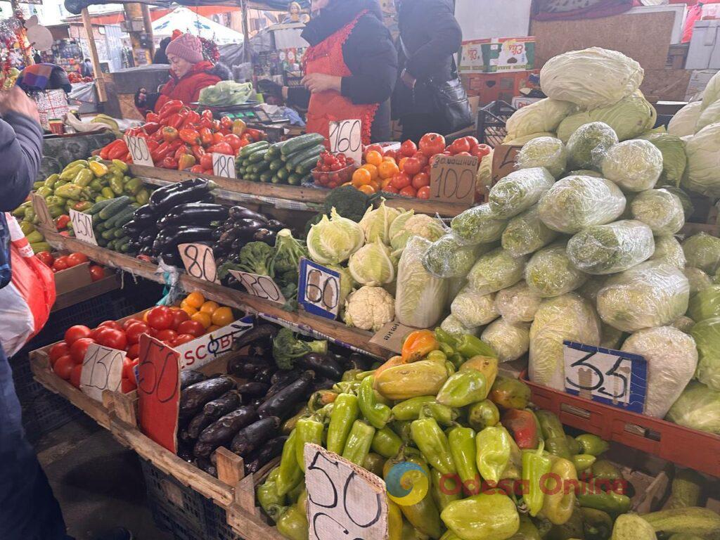 Червона ікра, авокадо та ананас: суботні ціни на одеському «Привозі»