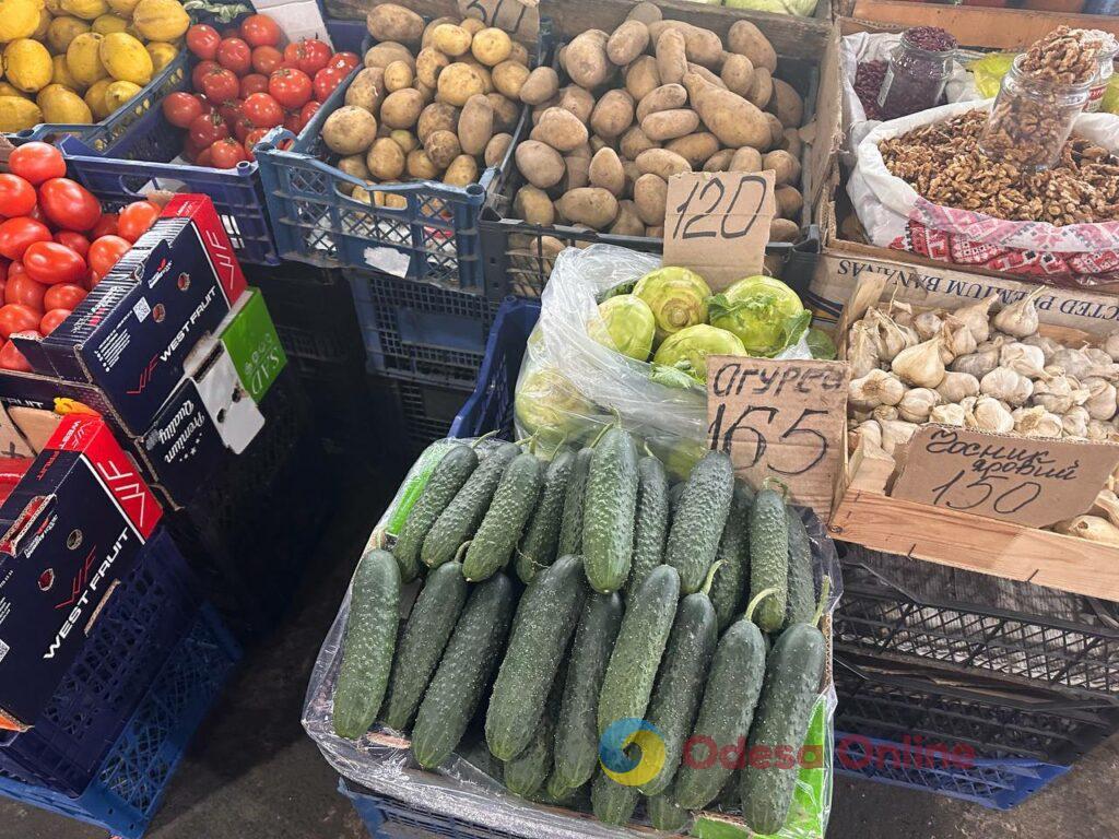 Червона ікра, авокадо та ананас: суботні ціни на одеському «Привозі»