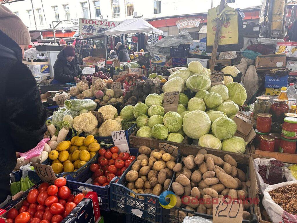 Червона ікра, авокадо та ананас: суботні ціни на одеському «Привозі»