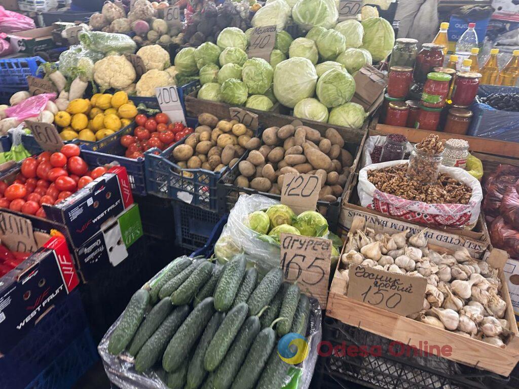 Червона ікра, авокадо та ананас: суботні ціни на одеському «Привозі»