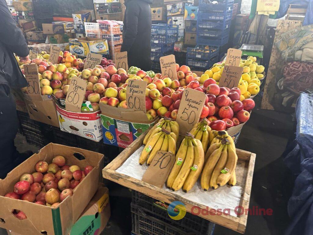 Червона ікра, авокадо та ананас: суботні ціни на одеському «Привозі»