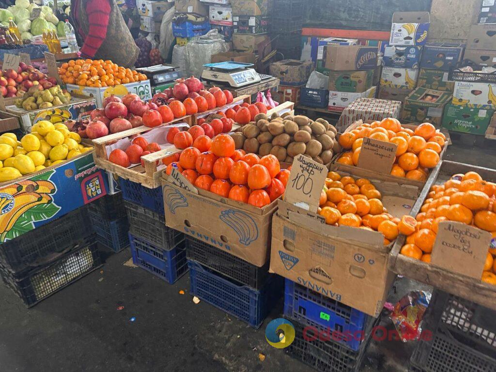 Червона ікра, авокадо та ананас: суботні ціни на одеському «Привозі»