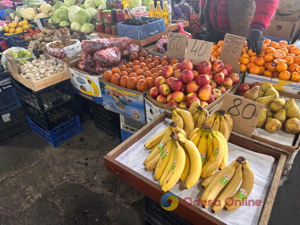 Червона ікра, авокадо та ананас: суботні ціни на одеському «Привозі»