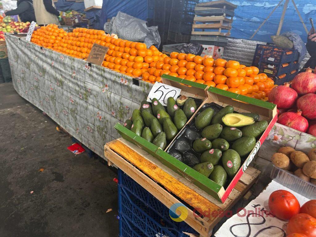 Червона ікра, авокадо та ананас: суботні ціни на одеському «Привозі»