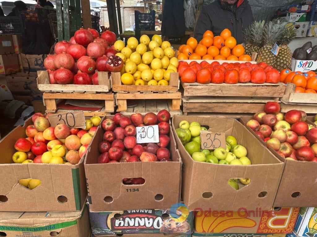 Червона ікра, авокадо та ананас: суботні ціни на одеському «Привозі»