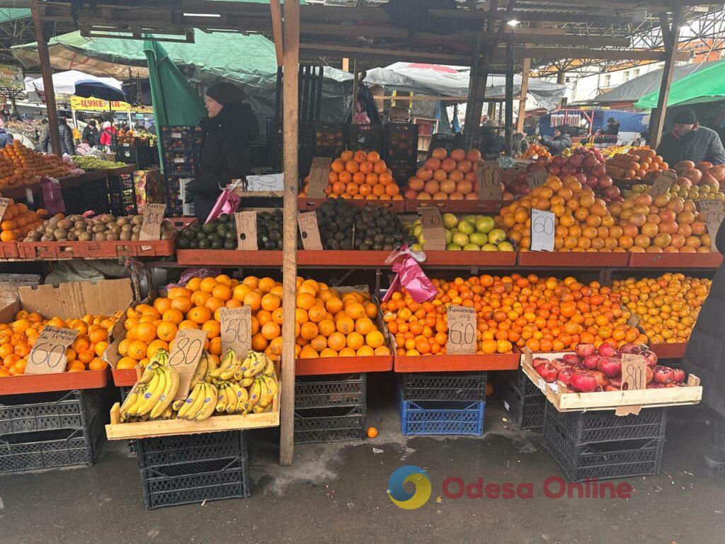 Червона ікра, авокадо та ананас: суботні ціни на одеському «Привозі»