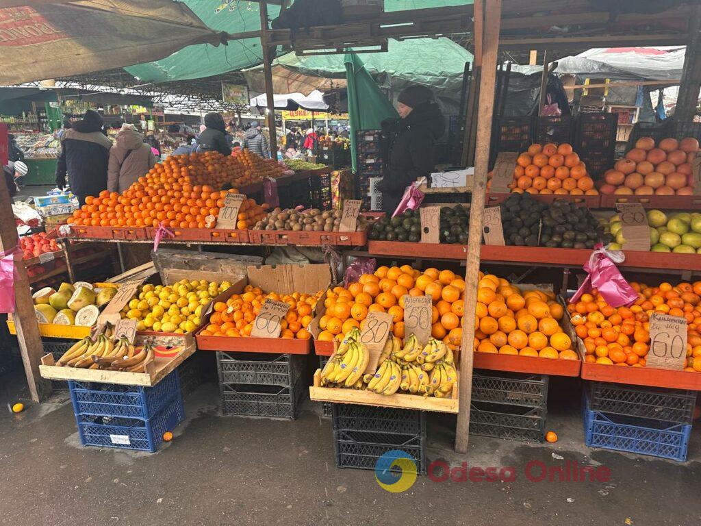 Червона ікра, авокадо та ананас: суботні ціни на одеському «Привозі»