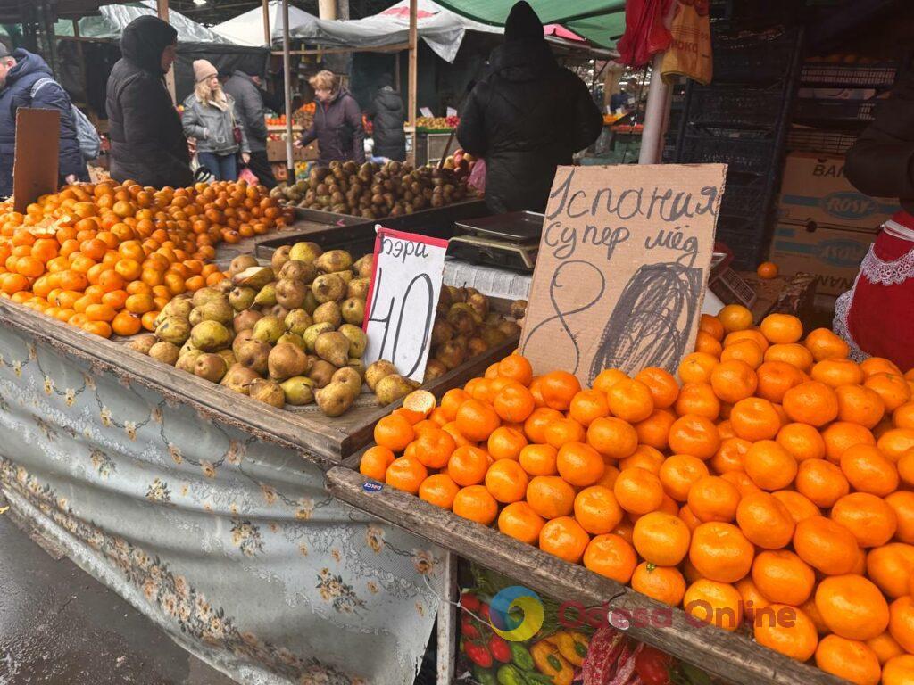 Червона ікра, авокадо та ананас: суботні ціни на одеському «Привозі»