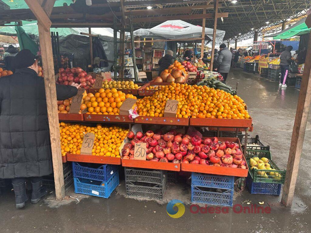 Червона ікра, авокадо та ананас: суботні ціни на одеському «Привозі»