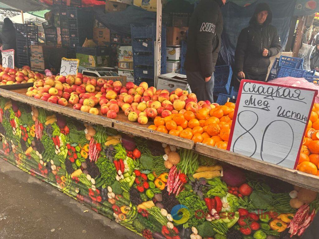 Червона ікра, авокадо та ананас: суботні ціни на одеському «Привозі»