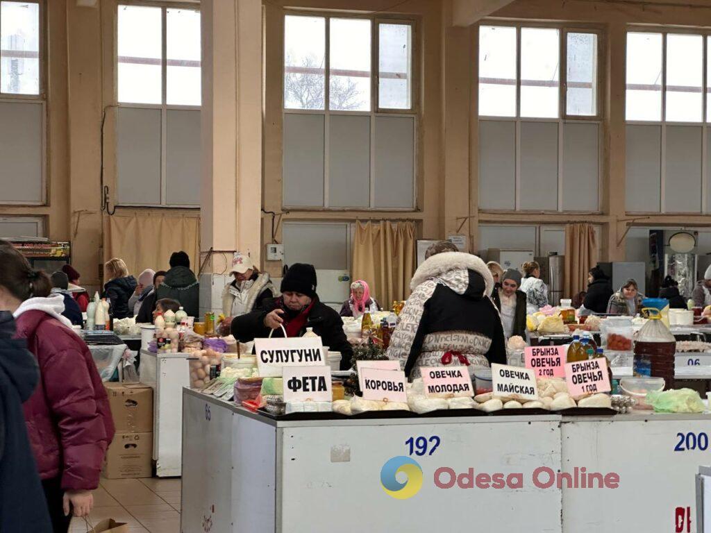 Червона ікра, авокадо та ананас: суботні ціни на одеському «Привозі»