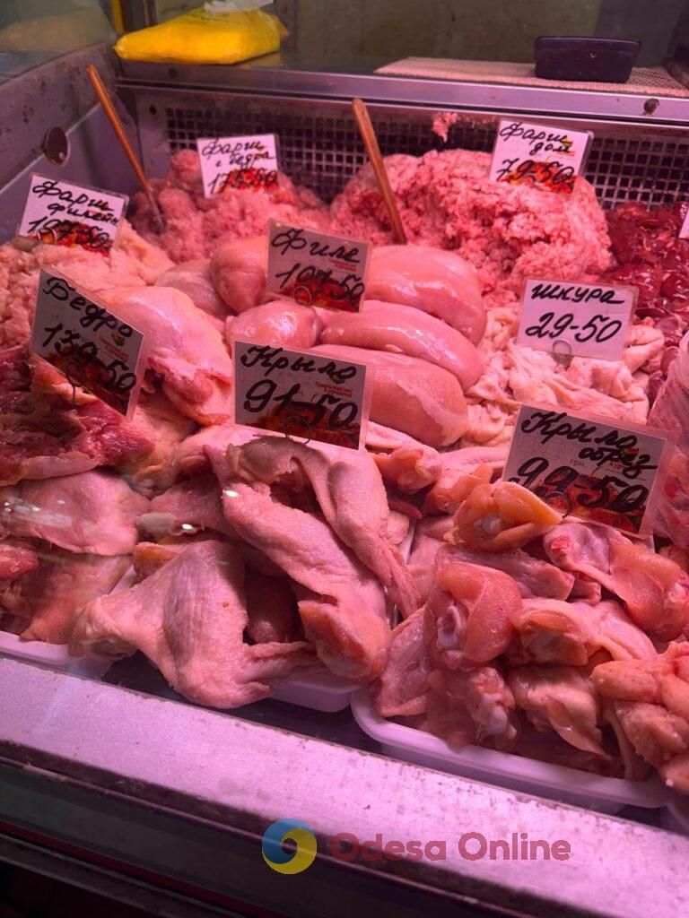 Червона ікра, авокадо та ананас: суботні ціни на одеському «Привозі»