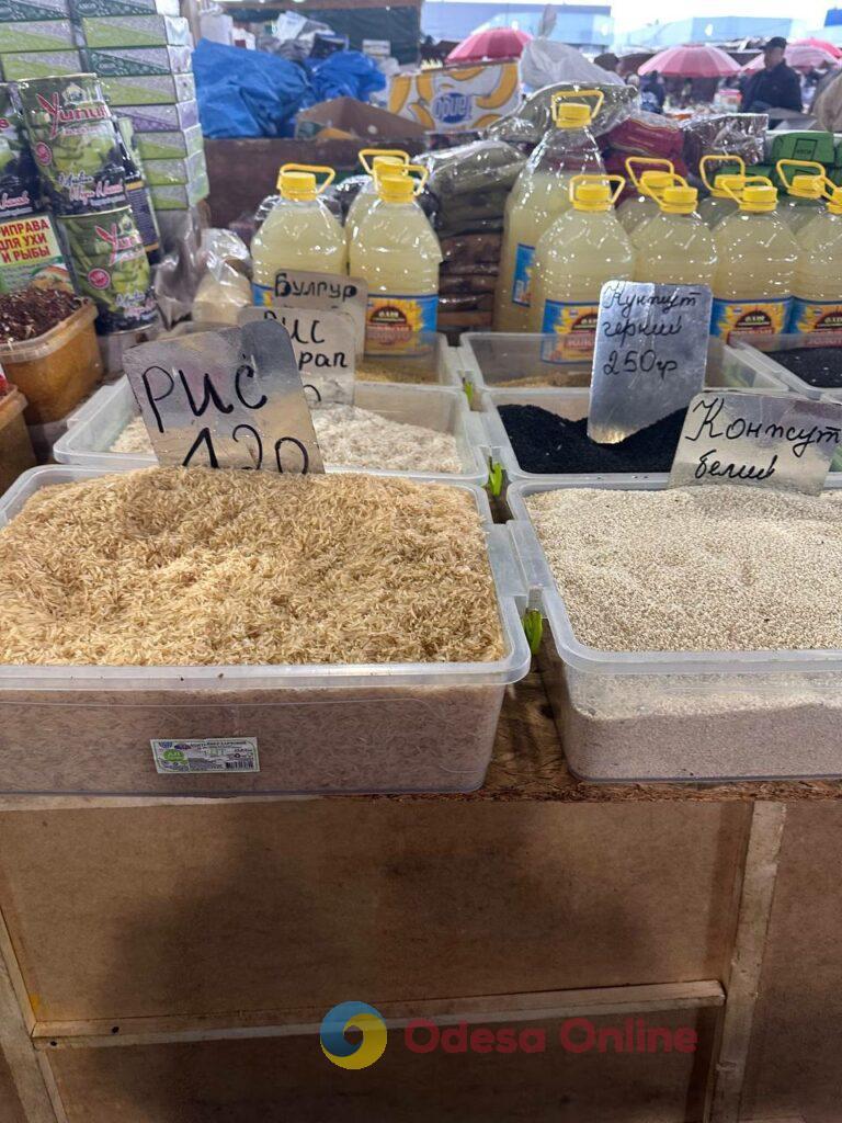 Червона ікра, авокадо та ананас: суботні ціни на одеському «Привозі»