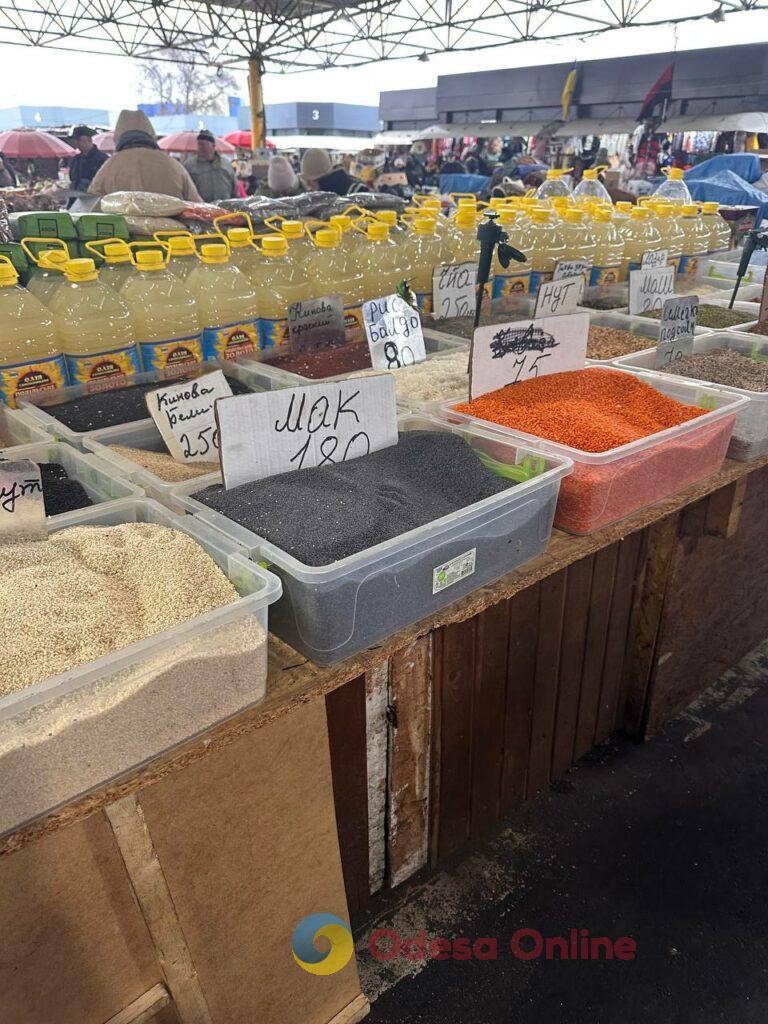 Червона ікра, авокадо та ананас: суботні ціни на одеському «Привозі»