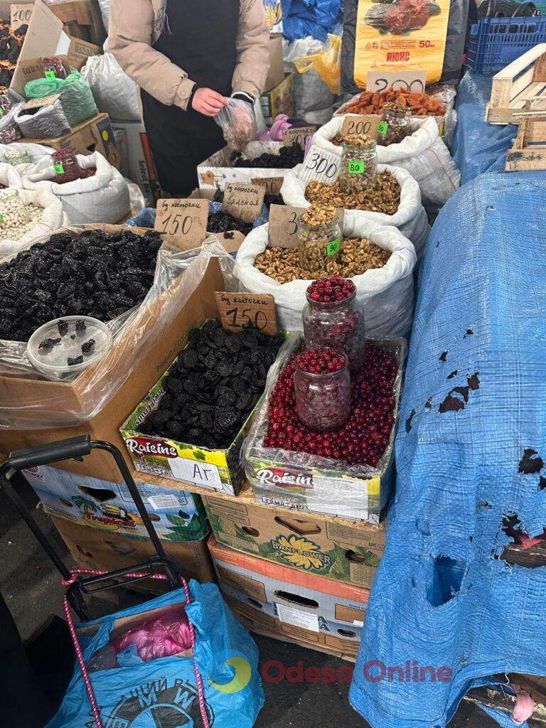 Червона ікра, авокадо та ананас: суботні ціни на одеському «Привозі»