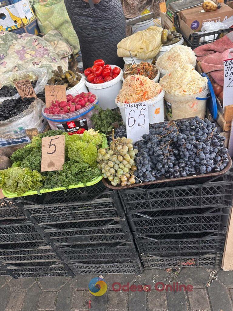 Червона ікра, авокадо та ананас: суботні ціни на одеському «Привозі»