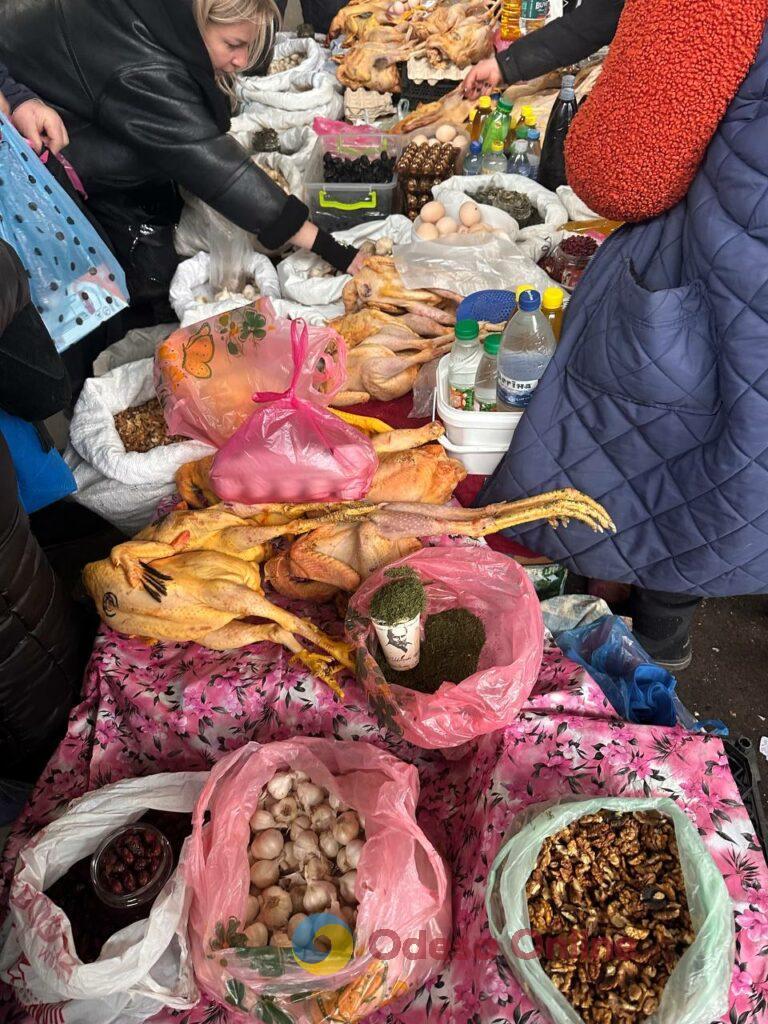 Червона ікра, авокадо та ананас: суботні ціни на одеському «Привозі»