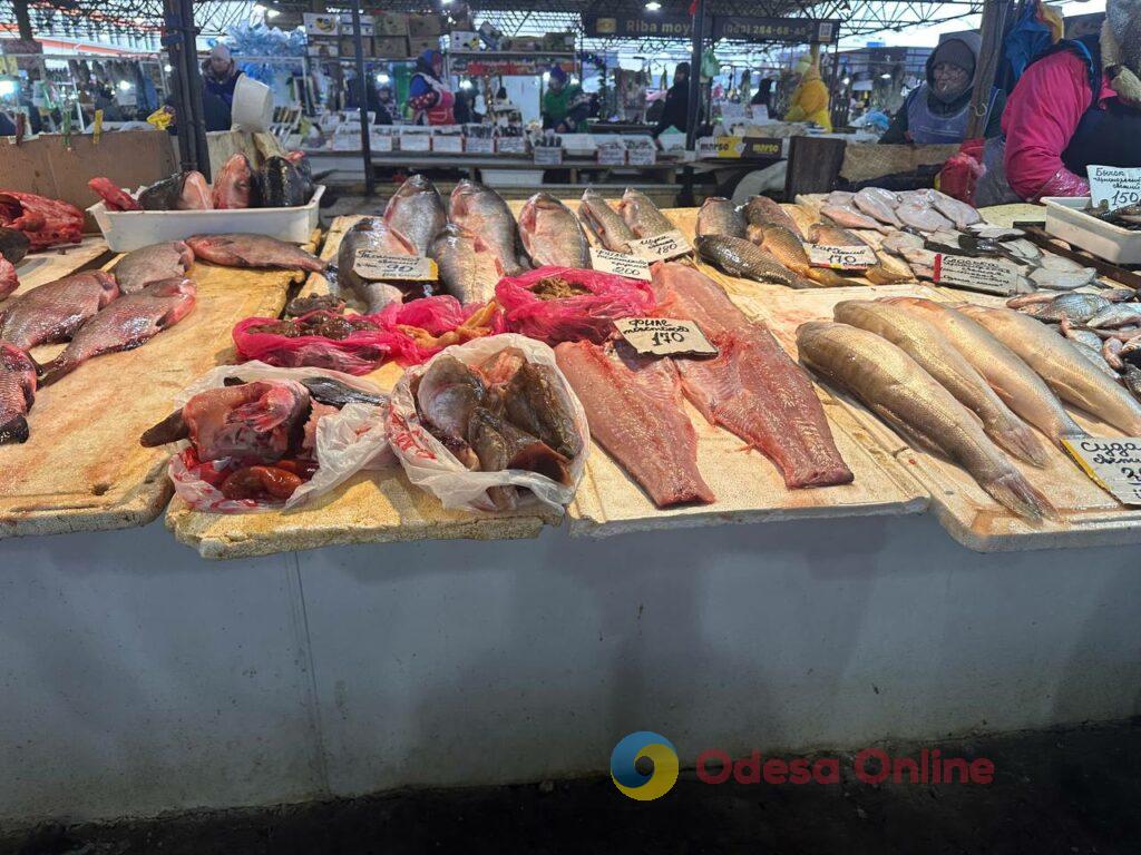 Червона ікра, авокадо та ананас: суботні ціни на одеському «Привозі»